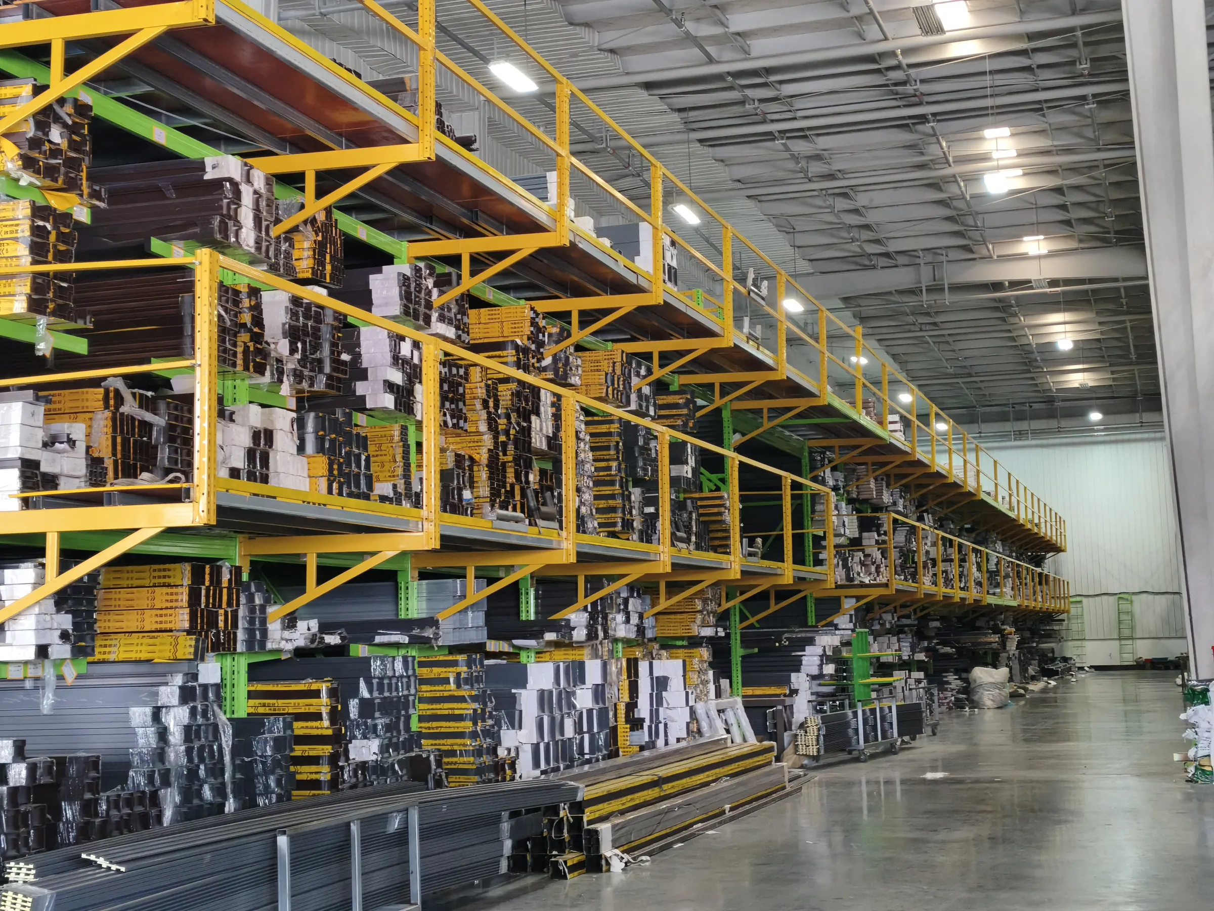 Aluminum profiles organized in the JIAKE factory warehouse