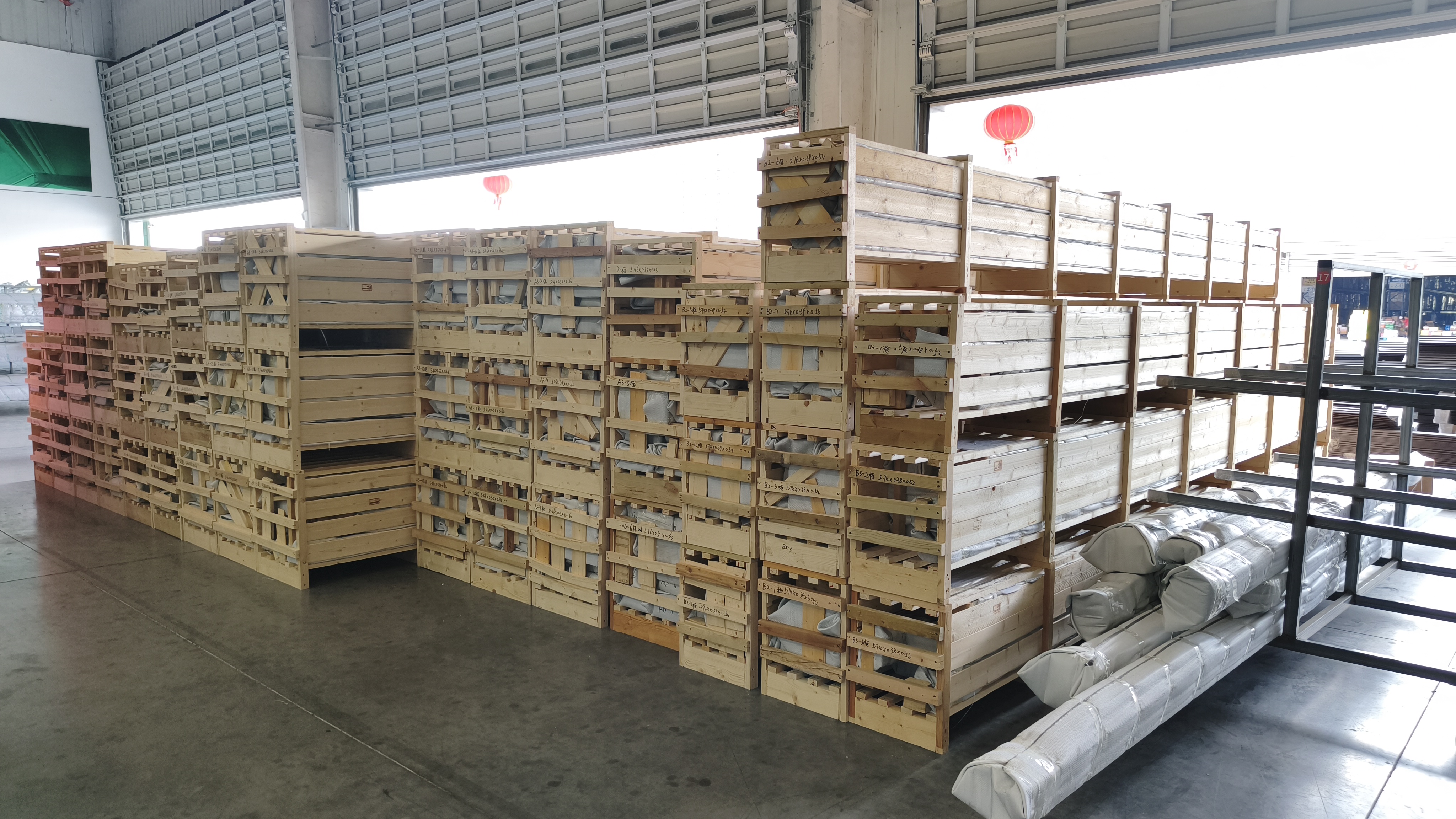 JIAKE aluminum pergola components protected in wooden export packaging at the factory