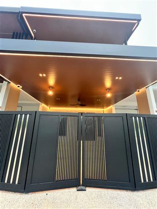 Fixed aluminum entrance canopy with integrated perimeter lighting